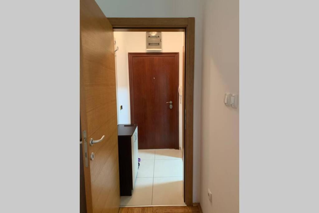 Renovated Cozy Studio 7 At Top Location - Available For Long Term Rentals Нови-Сад Экстерьер фото